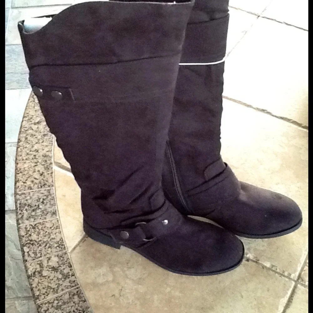 BLACK BOOTS - nwt